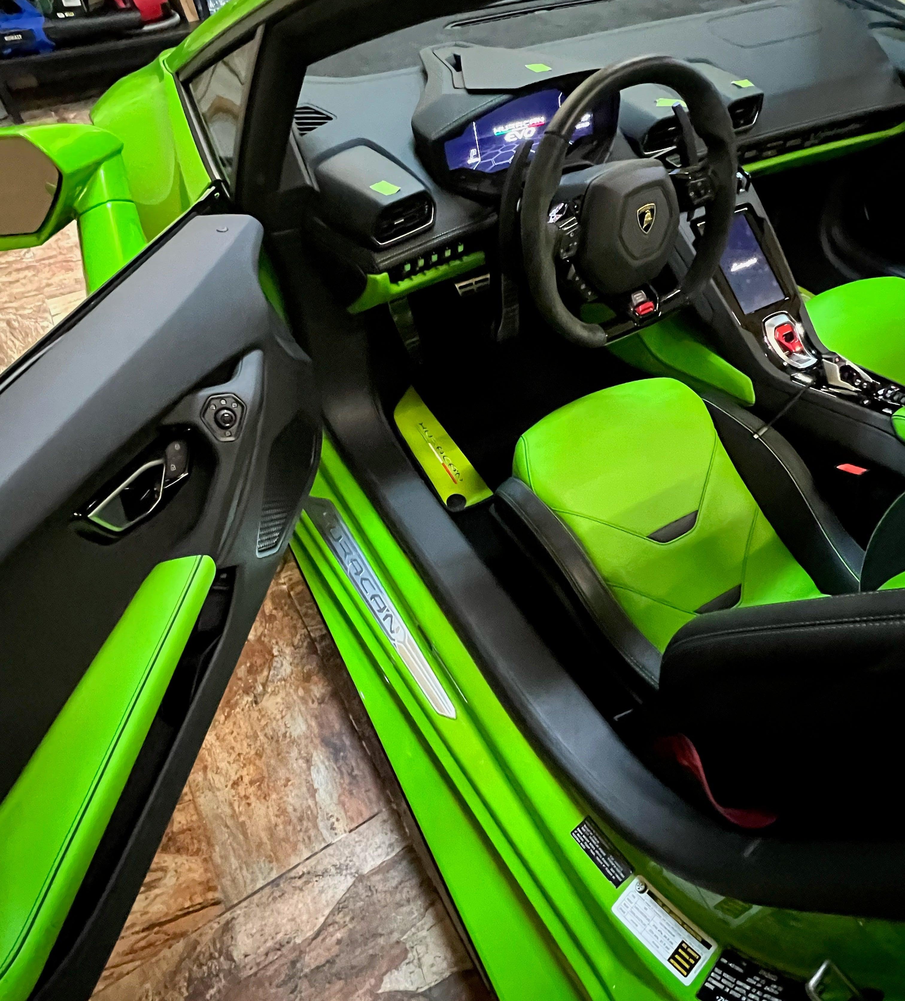 Black Floor Mats for Lamborghini Huracan 2014-2023 With Green Leather